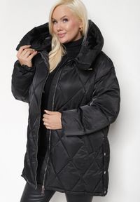 Born2be - Czarna Pikowana Kurtka z Rozcięciami na Napy i z Kapturem ze Ściągaczami Letamira. Okazja: na co dzień. Typ kołnierza: kaptur. Kolekcja: plus size. Kolor: czarny. Materiał: jeans. Długość rękawa: długi rękaw. Długość: długie. Styl: elegancki, casual #4