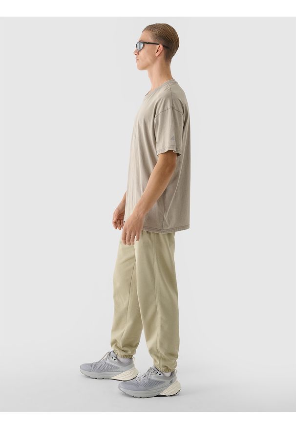 4f - 4F Spodnie dresowe oversize męskie - oliwkowe/khaki XXL. Kolor: oliwkowy, brązowy, wielokolorowy. Materiał: dresówka. Wzór: gładki, ze splotem