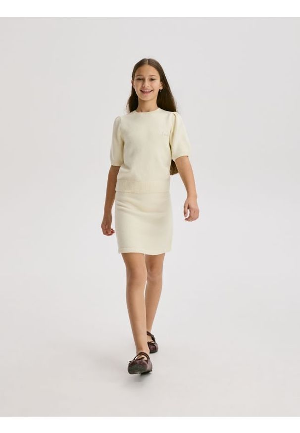 Reserved - Sweter z krótkim rękawem - złamana biel. Materiał: dzianina. Długość rękawa: krótki rękaw. Długość: krótkie