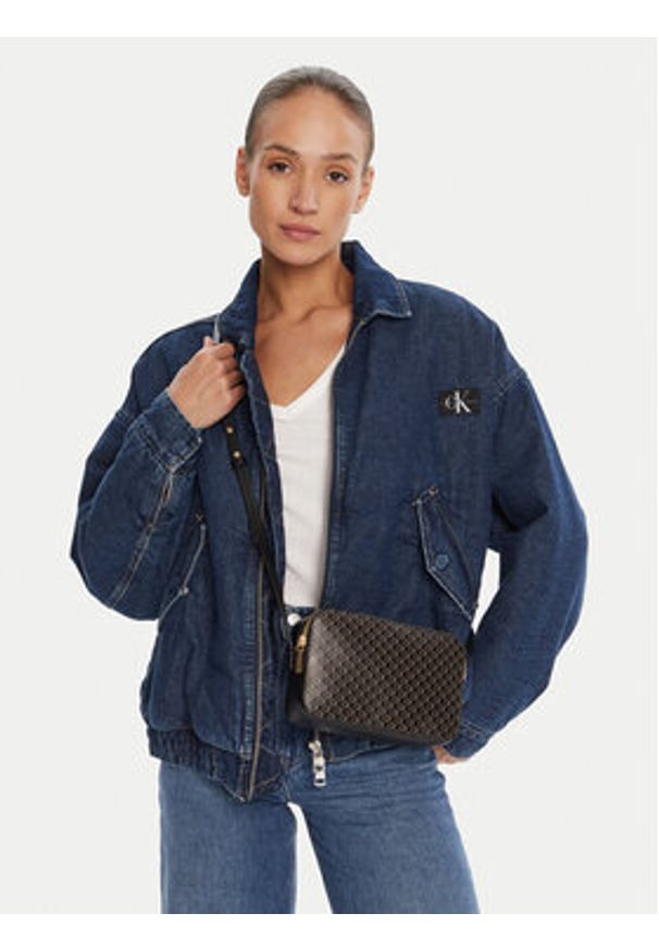 Calvin Klein Torebka Emblem Aop Elongated Camera Bag LV04F3268G Czarny. Kolor: czarny. Materiał: skórzane