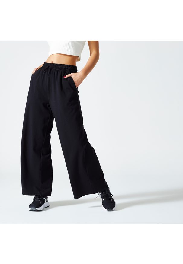 DOMYOS - Spodnie dresowe damskie Nyamba Gym & Pilates 520 Flare. Kolor: czarny. Materiał: elastan, bawełna, materiał. Sport: joga i pilates
