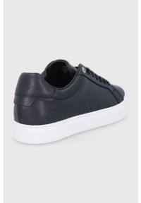 Calvin Klein Buty skórzane kolor czarny na płaskiej podeszwie. Nosek buta: okrągły. Zapięcie: sznurówki. Kolor: czarny. Materiał: guma. Obcas: na płaskiej podeszwie