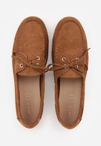 Renee - Jasnobrązowe Mokasyny VICES z Wkładką ze Skóry Naturalnej ze Sznurowaniem Nairis. Nosek buta: okrągły. Zapięcie: sznurówki. Kolor: brązowy. Materiał: skóra. Obcas: na obcasie. Wysokość obcasa: niski #5