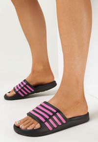 Born2be - Czarno-Fuksjowe Basenowe Klapki w Paski z Szerokim Paskiem Havika. Okazja: na co dzień. Kolor: czarny. Wzór: paski. Styl: casual #4