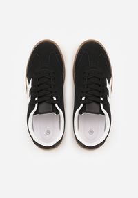 Renee - Czarne Sneakersy w Stylu Tenisówek Ozdobione Geometrycznymi Paskami Zitora. Okazja: na co dzień. Zapięcie: pasek. Kolor: czarny. Wzór: geometria, aplikacja #8