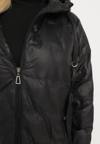 Born2be - Czarna Pikowana Kurtka Wiatrówka z Kapturem i Wsuwanymi Kieszeniami Dairel. Okazja: na co dzień, na spacer. Typ kołnierza: kaptur. Kolekcja: plus size. Kolor: czarny. Materiał: tkanina, jeans. Styl: casual, elegancki #7