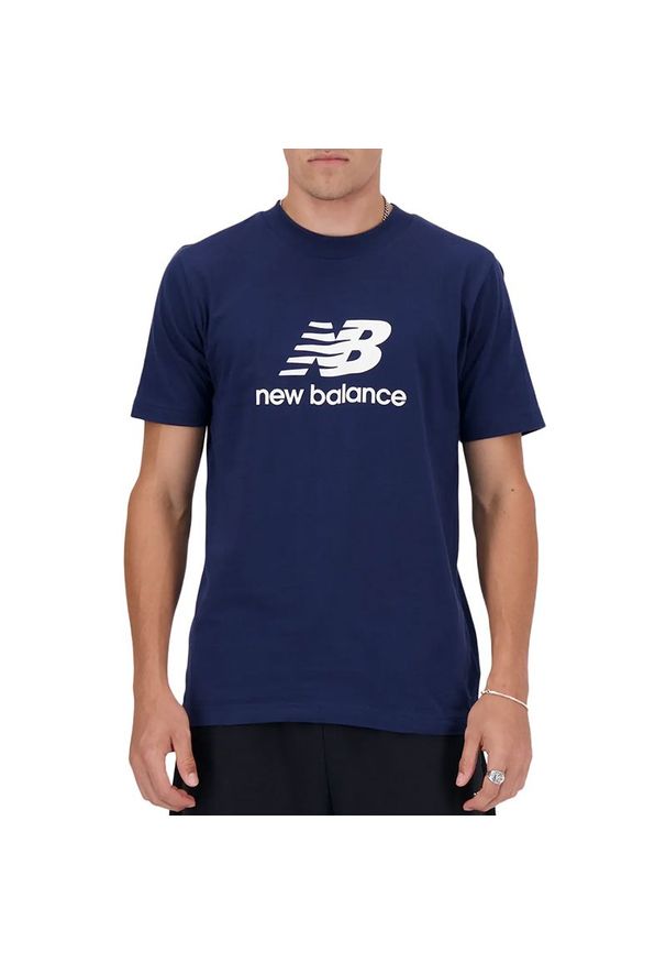 Koszulka New Balance MT41502NNY - granatowa. Kolor: niebieski. Materiał: bawełna. Długość rękawa: krótki rękaw. Długość: krótkie