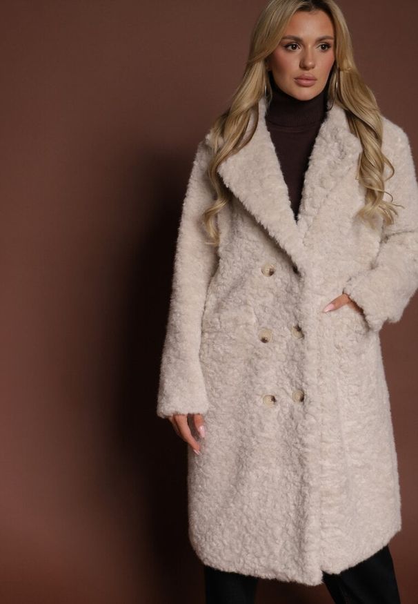Renee - Beżowy Futrzany Płaszcz o Długim Kroju Typu Teddy Tadelia. Okazja: na co dzień. Kolor: beżowy. Materiał: futro. Długość: długie. Styl: klasyczny, casual
