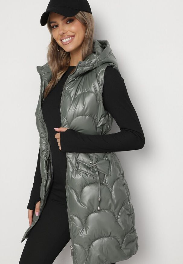 Born2be - Jasnozielona Pikowana Kamizelka Bezrękawnik z Kapturem Zapinana na Zamek Amitri. Typ kołnierza: kaptur. Kolor: zielony. Długość rękawa: bez rękawów