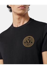 Versace Jeans Couture - VERSACE JEANS COUTURE - Czarny t-shirt z logo. Okazja: na co dzień. Kolor: czarny. Materiał: bawełna. Wzór: aplikacja. Styl: casual