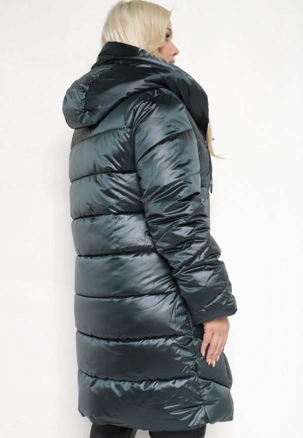 Born2be - Ciemnozielona Pikowana Kurtka z Kapturem i Kieszeniami na Napy Inasia. Okazja: na co dzień. Typ kołnierza: kaptur. Kolor: zielony. Materiał: jeans. Styl: elegancki, casual