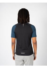 Champion T-Shirt "Tech-Tee" | 218011 | Mężczyzna | Czarny, Niebieski. Okazja: na co dzień. Kolor: niebieski, wielokolorowy, czarny. Materiał: poliester. Wzór: nadruk. Styl: casual, klasyczny