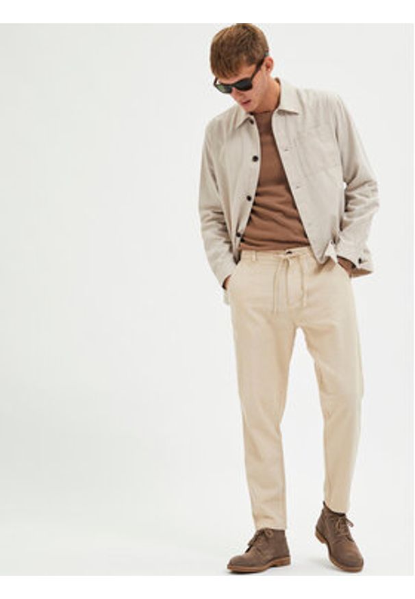 Selected Homme Chinosy 16087636 Beżowy Slim Tapered Fit. Kolor: beżowy. Materiał: bawełna