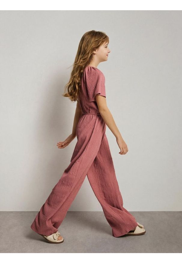 Reserved - Kombinezon z krótkim rękawem - brudny róż. Kolor: różowy. Materiał: tkanina. Długość rękawa: krótki rękaw. Typ sukienki: proste