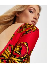 Versace Jeans Couture - VERSACE JEANS COUTURE - Czerwone body z nadrukiem Barocco. Kolor: czerwony. Materiał: materiał. Długość rękawa: długi rękaw. Długość: długie. Wzór: nadruk