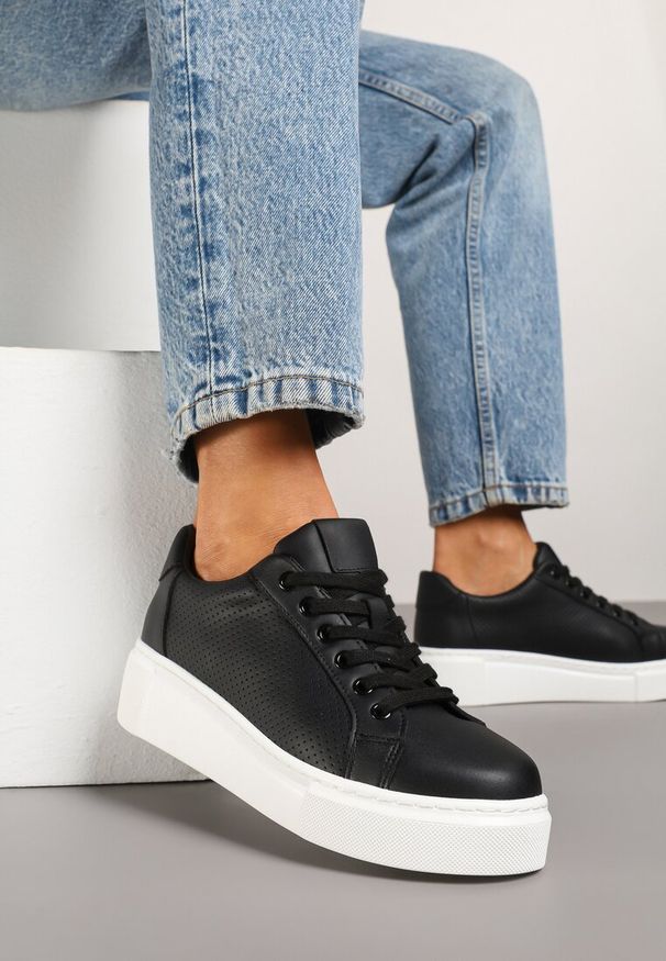 Born2be - Czarne Skórzane Sneakersy na Grubej Podeszwie z Perforacją i Aplikacją Neowenia. Kolor: czarny. Materiał: skóra. Wzór: aplikacja