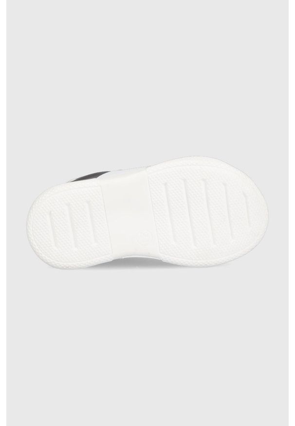 Guess sneakersy dziecięce kolor czarny. Nosek buta: okrągły. Zapięcie: sznurówki. Kolor: czarny. Materiał: skóra, guma