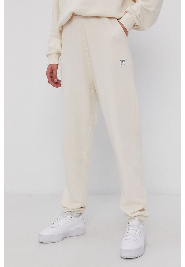 Reebok Classic Spodnie GR0413 damskie kolor kremowy gładkie. Kolor: beżowy. Materiał: dzianina. Wzór: gładki