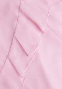 Renee - Różowa Elegancka Sukienka z Taliowaniem Wiązana na Plecach z Falbankami Ocyparia. Okazja: na imprezę. Typ kołnierza: kołnierz z falbankami. Kolor: różowy. Styl: elegancki #7