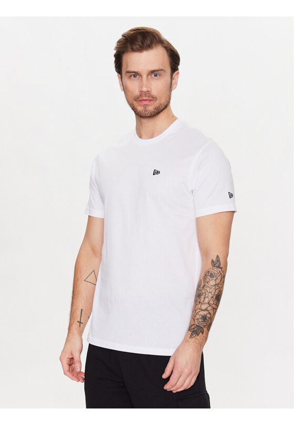 New Era T-Shirt Essential 60348308 Biały Regular Fit. Kolor: biały. Materiał: bawełna