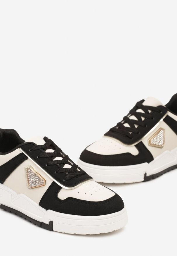 Born2be - Czarne Sneakersy na Grubej Podeszwie z Geometrycznym Zdobieniem i Cyrkoniami Rexilora. Nosek buta: okrągły. Zapięcie: sznurówki. Kolor: czarny. Materiał: materiał. Wzór: aplikacja, geometria. Obcas: na obcasie. Wysokość obcasa: niski