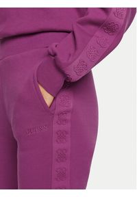 Guess Spodnie damskie V4BB00 KC5O0 Fioletowy Regular Fit. Kolor: fioletowy. Materiał: bawełna