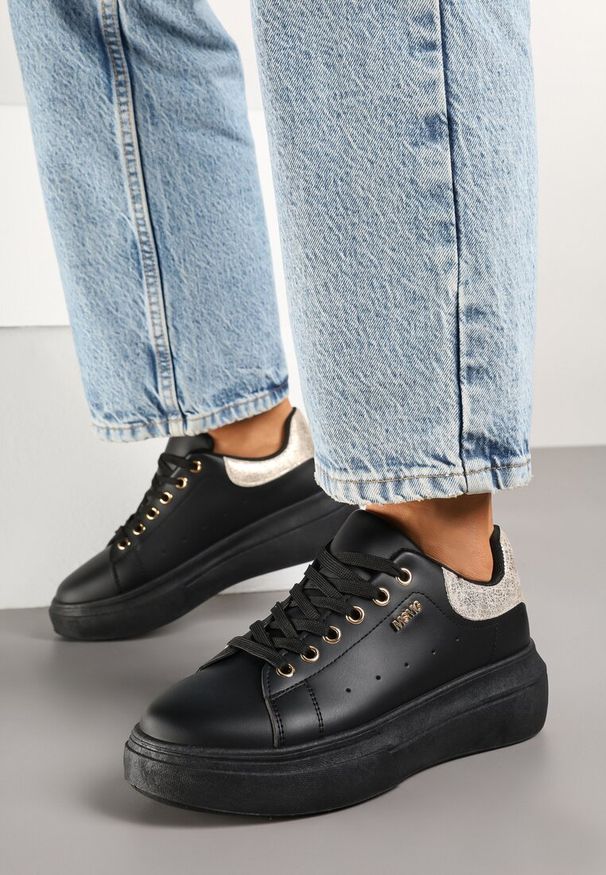 Renee - Czarno-Złote Sneakersy na Niskim Koturnie Zdobione Metalicznymi Wstawkami Alirisa. Okazja: na co dzień. Kolor: czarny. Materiał: jeans. Szerokość cholewki: normalna. Wzór: aplikacja. Obcas: na koturnie
