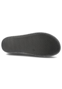 Sandały damskie S.Barski, cholewka ze skóry naturalnej licowej model na płaskiej podeszwie z ozdobną broszką, beżowe, KV61-6047. Kolor: beżowy. Materiał: skóra. Obcas: na płaskiej podeszwie #4