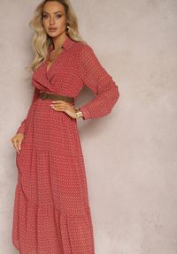 Renee - Czerwona Sukienka Z Paskiem Agareope. Typ kołnierza: dekolt w serek. Kolor: czerwony. Materiał: tkanina. Długość rękawa: długi rękaw. Wzór: geometria. Typ sukienki: kopertowe. Długość: maxi #4