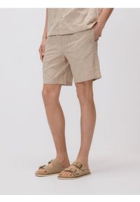Reserved - Szorty regular fit - kremowy. Kolor: kremowy. Materiał: bawełna, tkanina