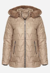 Born2be - Brązowa Pikowana Kurtka z Kapturem z Futerkiem Azilma. Okazja: na co dzień, na spacer. Typ kołnierza: kaptur. Kolekcja: plus size. Kolor: brązowy. Materiał: futro. Wzór: aplikacja. Styl: klasyczny, casual #7