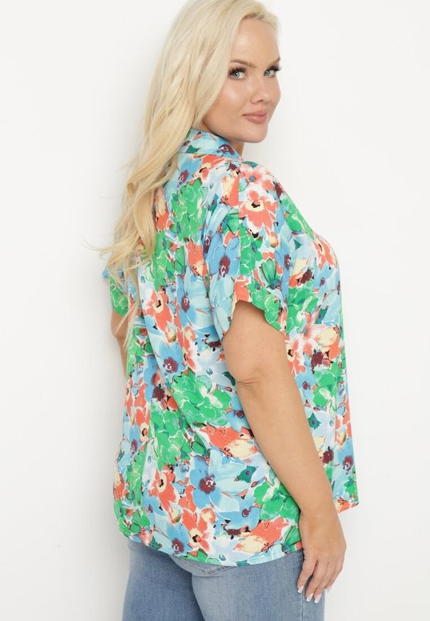 Born2be - Zielona Koszula Wiskozowa w Kwiatowy Wzór Edionoria. Okazja: na spotkanie biznesowe, na co dzień. Typ kołnierza: kołnierzyk klasyczny. Kolor: zielony. Długość: krótkie. Wzór: kwiaty. Materiał: wiskoza. Długość rękawa: krótki rękaw. Sezon: wiosna. Styl: elegancki, casual, klasyczny, biznesowy