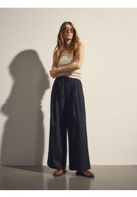 Reserved - Lniane spodnie z wiązaniem - czarny. Kolor: czarny. Materiał: len