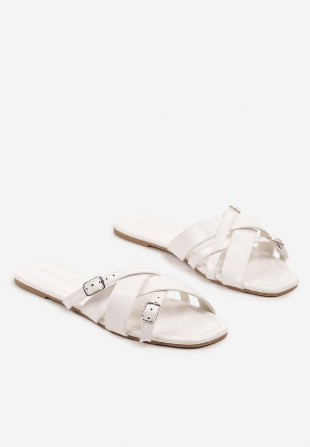 Born2be - Białe Klapki z Przeplatanymi Paskami Zdobione Sprzączkami Derire. Kolor: biały. Wzór: aplikacja. Obcas: na obcasie. Styl: elegancki. Wysokość obcasa: niski