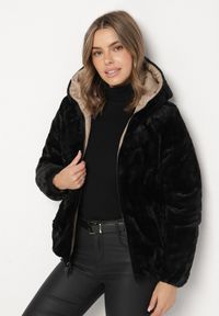 Born2be - Beżowa Pikowana Kurtka z Kapturem o Dwustronnym Kroju Tahalia. Okazja: na spacer. Typ kołnierza: kaptur. Kolor: beżowy. Materiał: dzianina, poliester, wełna, jeans, futro #5