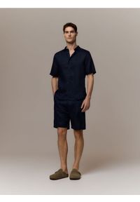 Reserved - Lniana koszula slim fit - granatowy. Kolor: niebieski. Materiał: len #1
