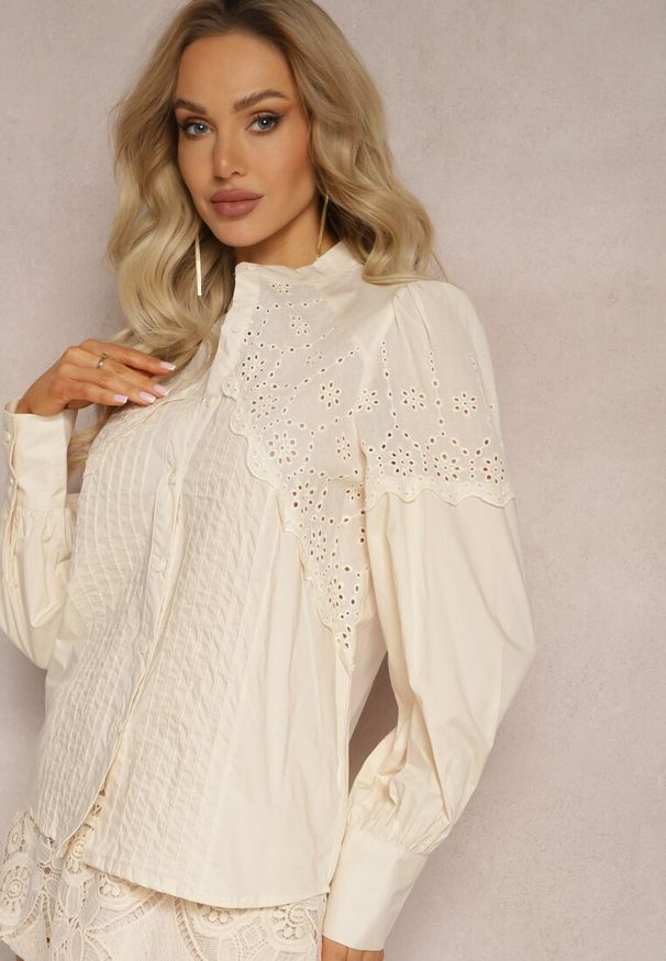 Renee - Beżowa Bawełniana Koszula w Stylu Retro ze Stójką Ozdobiona Ażurowymi Wstawkami Hesllema. Typ kołnierza: kołnierzyk stójkowy. Kolor: beżowy. Materiał: bawełna. Wzór: ażurowy, aplikacja. Styl: retro