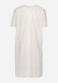 Born2be - Biała Bawełniana Sukienka Oversize z Wiązaniem pod Szyją Tolanea. Kolor: biały. Materiał: bawełna. Długość rękawa: krótki rękaw. Typ sukienki: oversize #5