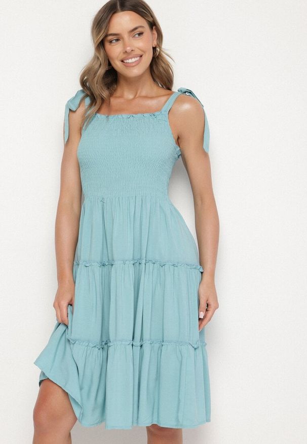Born2be - Jasnoniebieska Rozkloszowana Sukienka z Wiskozą na Wiązanych Ramiączkach Aralisse. Okazja: na co dzień. Typ kołnierza: dekolt kwadratowy. Kolor: niebieski. Materiał: wiskoza. Długość rękawa: na ramiączkach. Typ sukienki: rozkloszowane. Styl: casual, klasyczny
