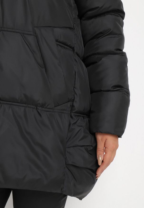 Born2be - Czarna Kurtka z Kapturem i Sztucznym Futerkiem Tsani. Okazja: do pracy. Typ kołnierza: kaptur. Kolekcja: plus size. Kolor: czarny. Materiał: futro. Wzór: aplikacja. Sezon: zima, jesień. Styl: klasyczny, elegancki