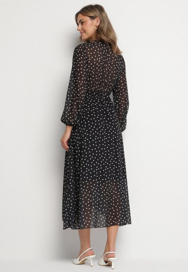 Born2be - Czarno-Biała Kopertowa Sukienka w Kropki z Gumką w Talii i Asymetrycznym Dołem Neladi. Okazja: na co dzień, na spotkanie biznesowe. Typ kołnierza: dekolt w kształcie V. Kolor: czarny. Wzór: kropki. Typ sukienki: kopertowe, asymetryczne. Styl: casual, biznesowy, elegancki, klasyczny