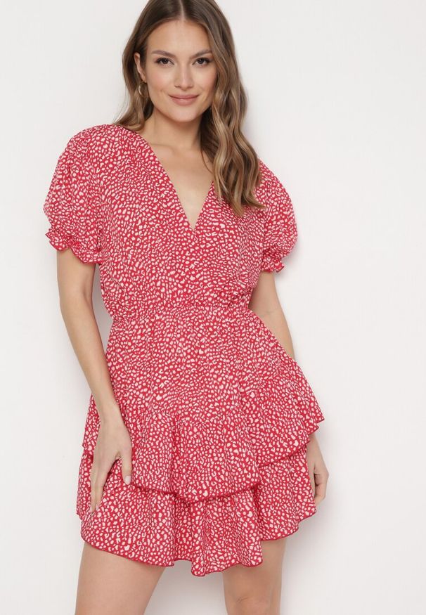 Born2be - Czerwona Sukienka z Gumką w Talii z Kopertowym Dekoltem Ianveia. Kolor: czerwony. Typ sukienki: kopertowe