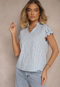 Renee - Niebieska Bluzka z Tłoczonej Tkaniny z Bawełny Zdobiona Koronką Adivlolla. Okazja: na co dzień. Typ kołnierza: dekolt w kształcie V. Kolor: niebieski. Materiał: koronka, bawełna, tkanina. Długość rękawa: krótki rękaw. Długość: krótkie. Wzór: koronka, aplikacja. Styl: casual, elegancki #3