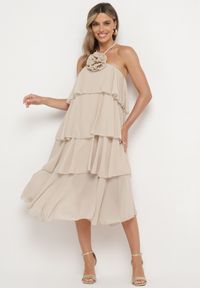 Born2be - Beżowa Sukienka z Falbanami Wiązana na Szyi z Broszką Kwiatem Tinallena. Okazja: na co dzień. Kolor: beżowy. Wzór: kwiaty. Styl: casual #2