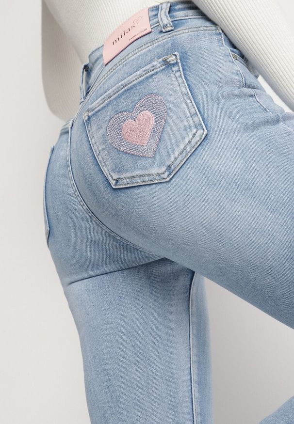 Born2be - Niebieskie Jeansy o Kroju Slim z Wysokim Stanem i Haftem na Kieszeni z Tyłu Ablikira. Okazja: na co dzień. Stan: podwyższony. Kolor: niebieski. Wzór: haft. Styl: casual, elegancki