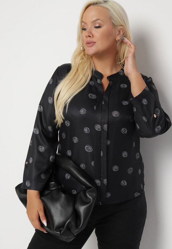 Born2be - Czarna Bluzka z Bawełną i Regulowanymi Rękawami i Abstrakcyjnym Wzorem Meralin. Okazja: na co dzień. Kolor: czarny. Materiał: bawełna. Styl: casual