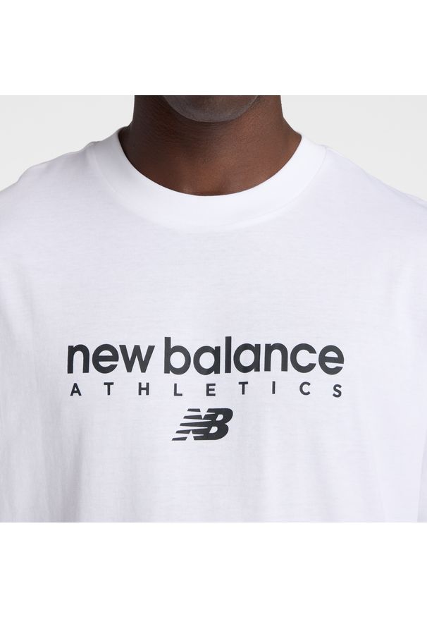 Koszulka męska New Balance MT61D0U5WT – biała. Kolor: biały. Materiał: dresówka, bawełna. Wzór: aplikacja, napisy