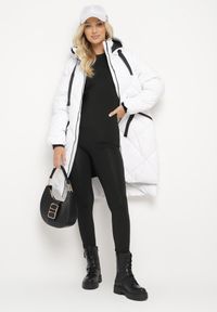 Born2be - Biała Kurtka z Kapturem i Kieszeniami w Kraciaste Pikowane Przeszycia Ettaline. Okazja: na co dzień. Typ kołnierza: kaptur. Kolor: biały. Materiał: jeans. Styl: casual, sportowy, klasyczny, elegancki