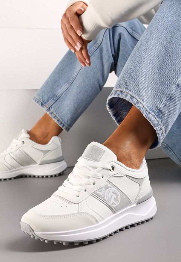 Born2be - Białe Sneakersy z Błyszczącymi Wstawkami na Grubej Podeszwie Lintessa. Okazja: na spotkanie biznesowe. Nosek buta: okrągły. Zapięcie: sznurówki. Kolor: biały. Materiał: guma, skóra, materiał. Sezon: lato. Obcas: na obcasie. Wysokość obcasa: niski