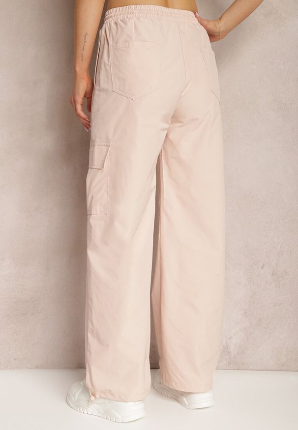 Renee - Jasnoróżowe Bojówki Spodnie z Gumką w Pasie z Szerokimi Nogawkami ze Ściągaczami Nellava. Okazja: na co dzień. Kolor: różowy. Styl: elegancki, casual